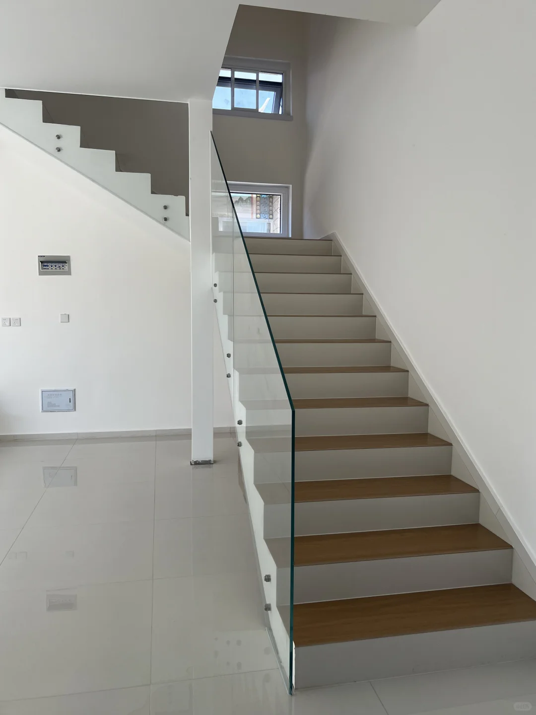 550元一米的外挂无扶手超白玻璃楼梯