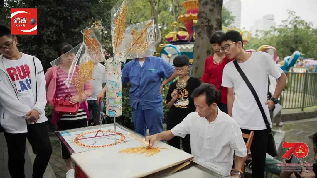 一勺一糖一世界，姑爹做糖画已有40余年了。