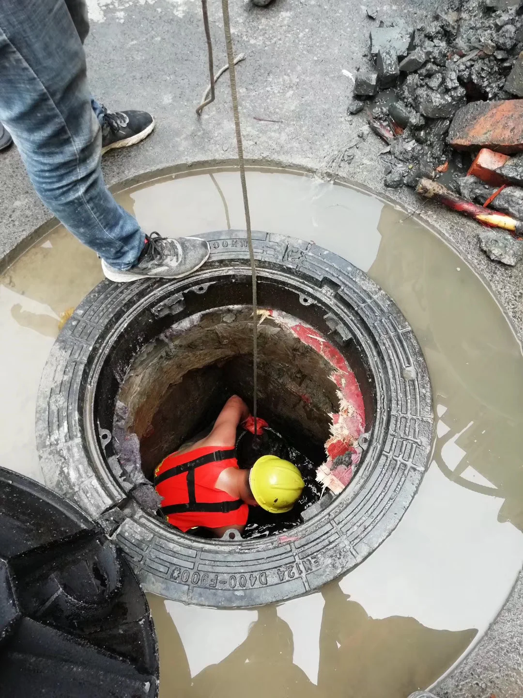 万达广场清理管道水泥结块污水管道清洗疏通