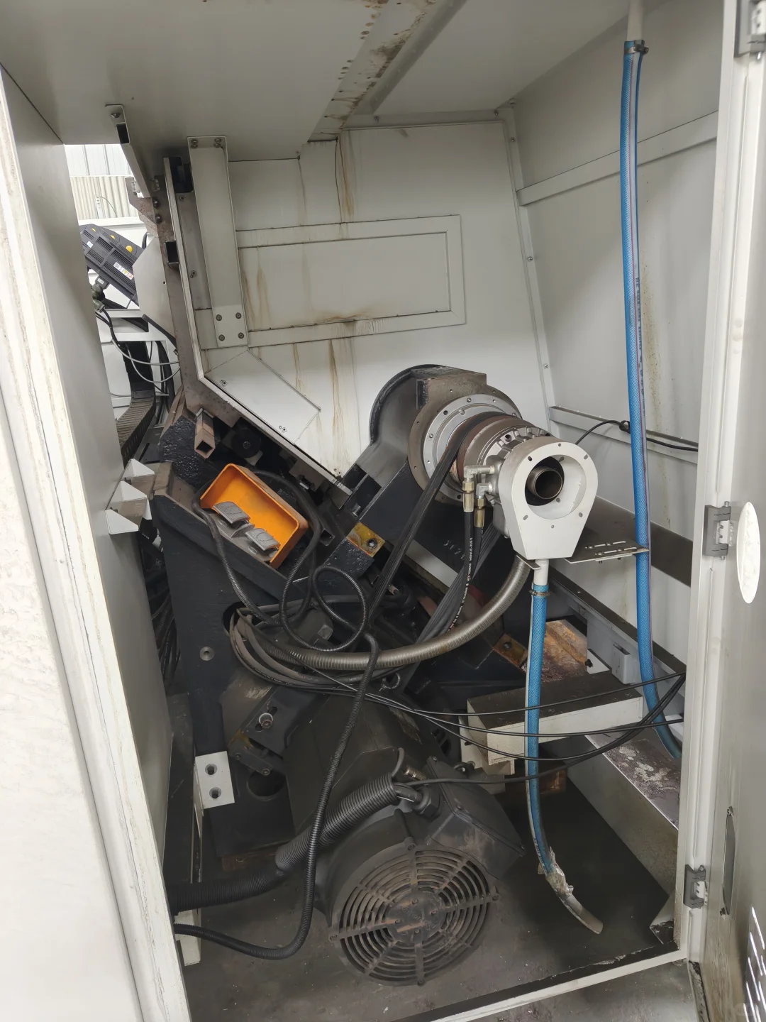 ** 工业诗篇:数控机床的静默之美