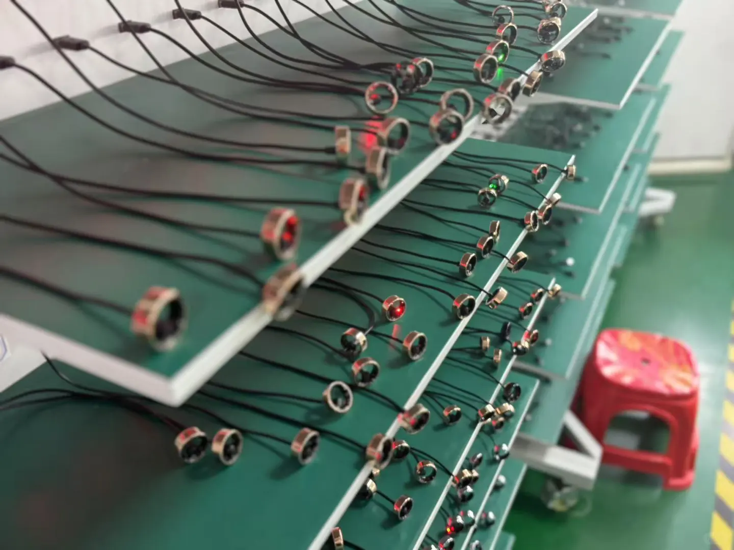 自家工厂制造智能戒指，车间随拍