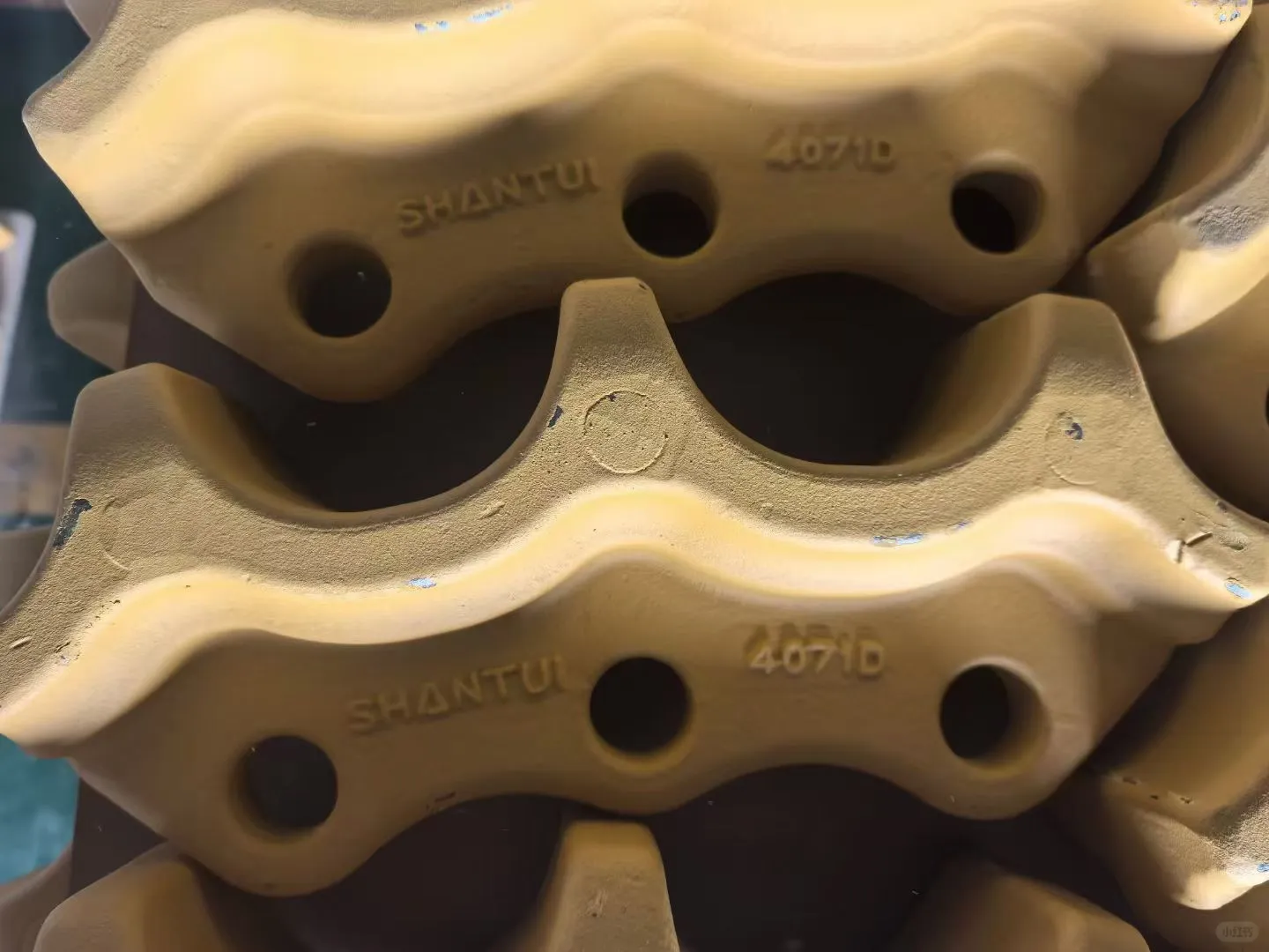 看我推土机的配件有多硬核！