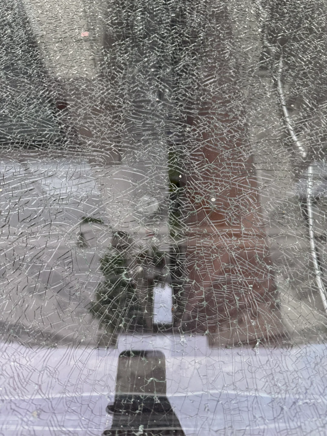 钢化玻璃裂了，这是自爆还是人为啊？