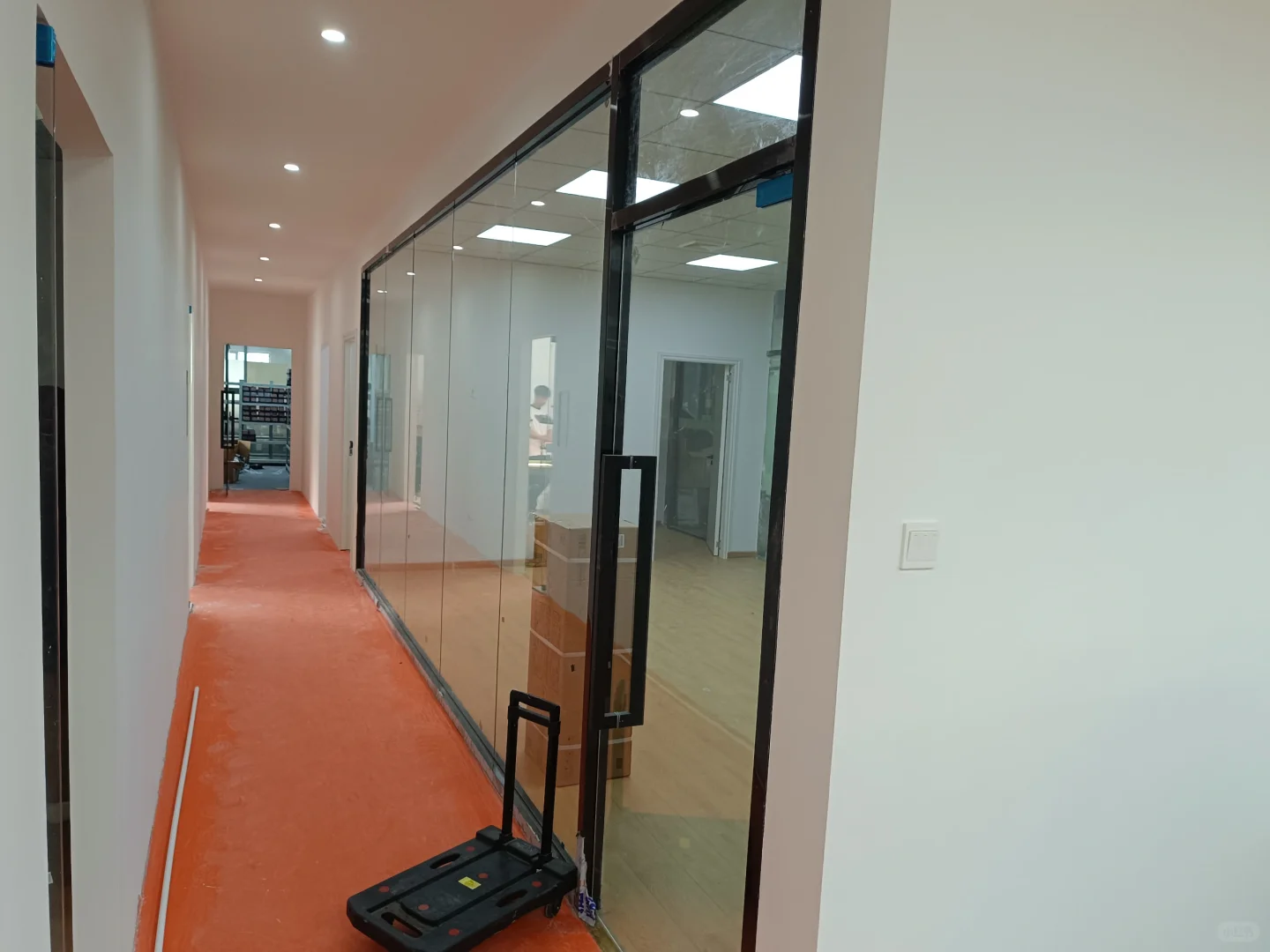 办公室玻璃隔断安装