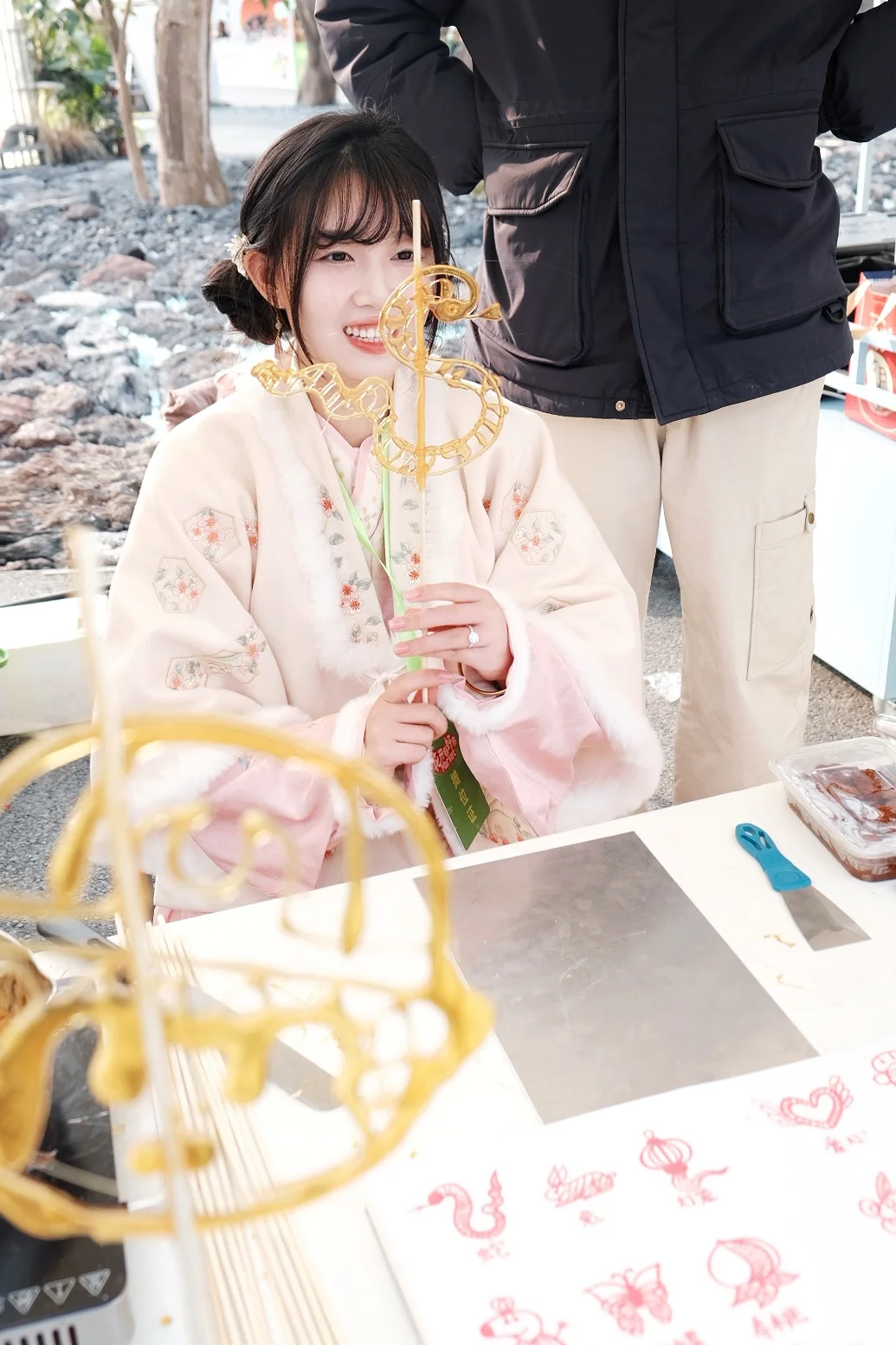 00后！非遗糖画传承人也太美了