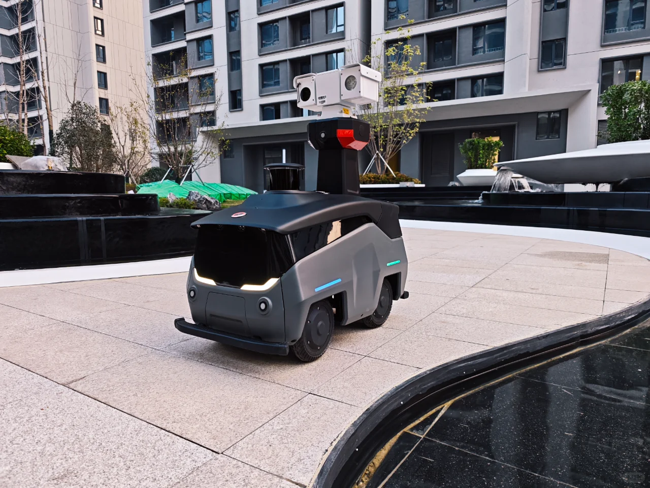 安防巡逻机器人真的会替代保安巡逻人员吗?