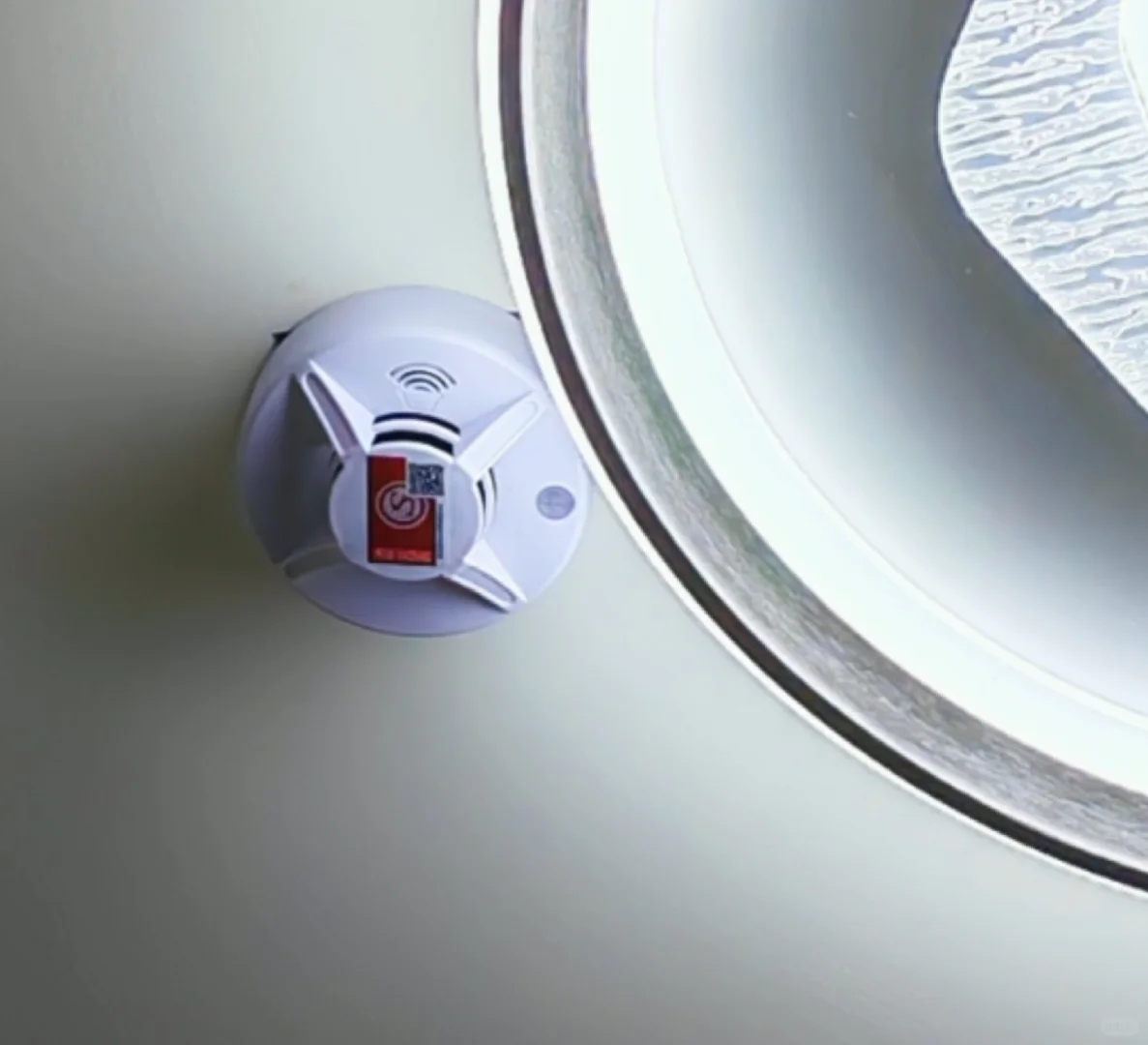 家里烟雾报警器搁几十秒就响一声