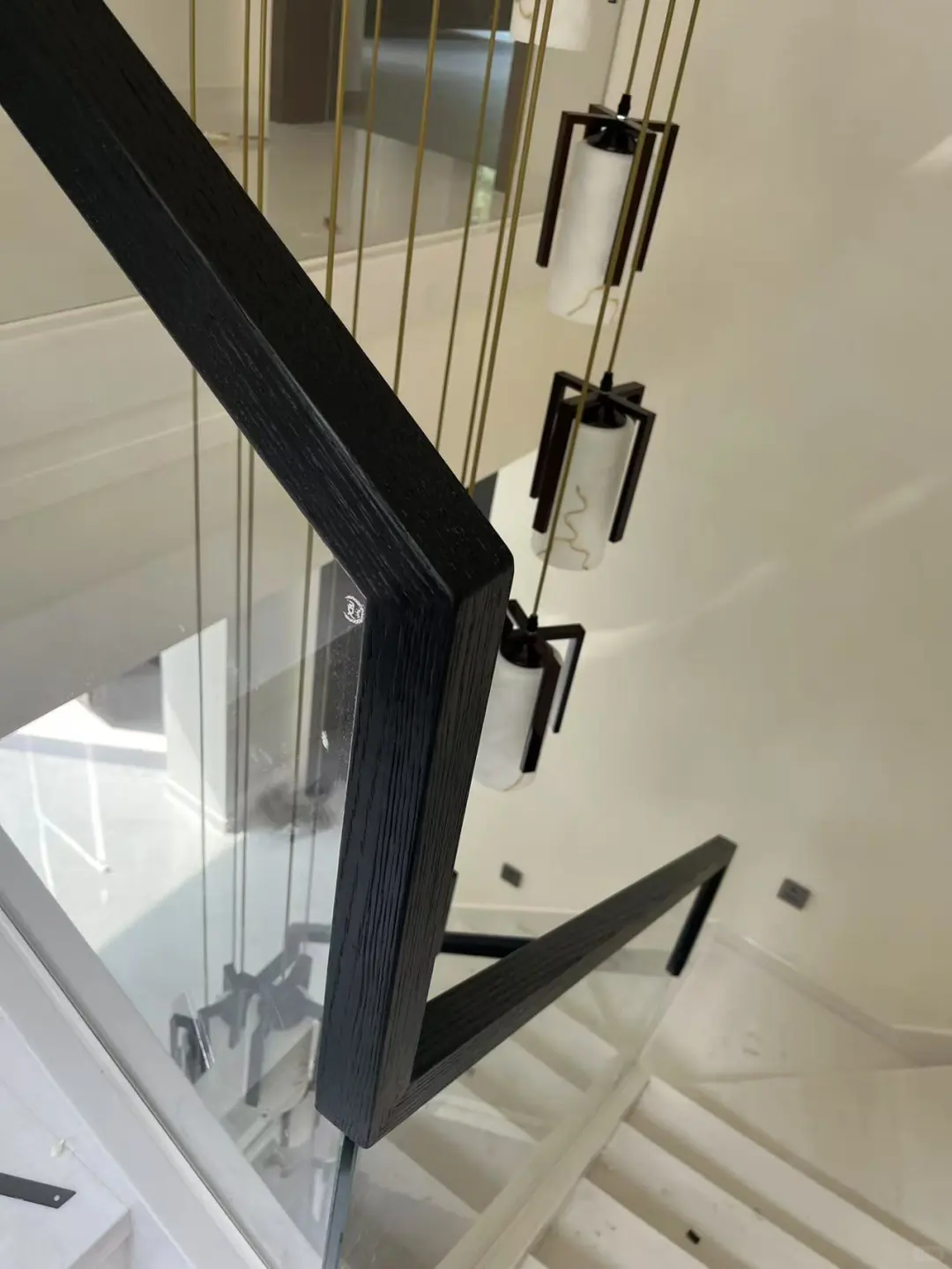 镀锌钢槽+12mm超白钢化玻璃+实木扶手