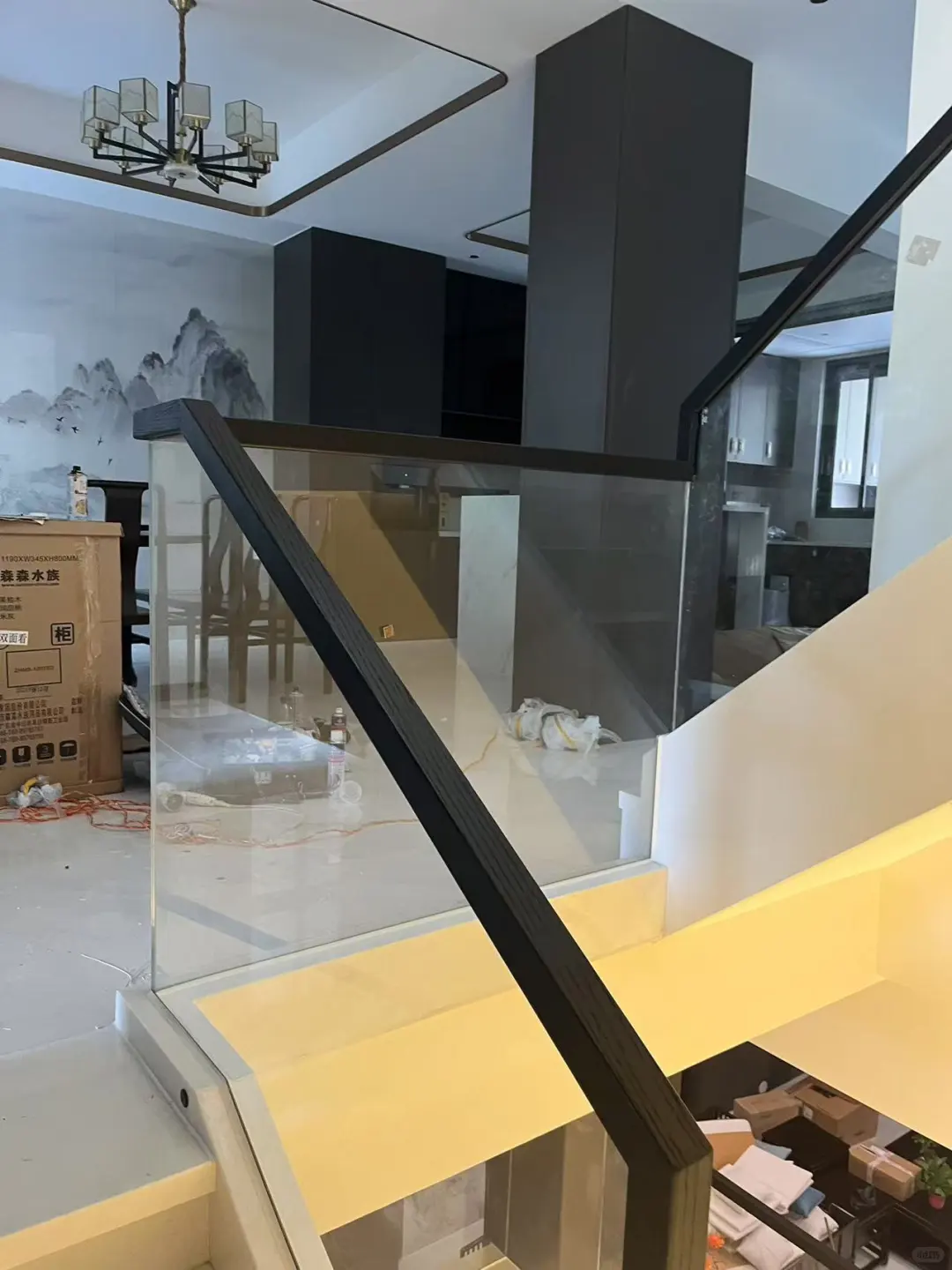 镀锌钢槽+12mm超白钢化玻璃+实木扶手