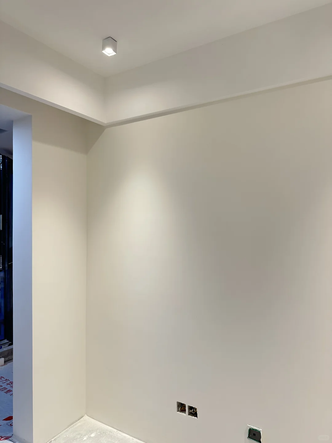 刷完乳胶漆的卧室，直接温柔感拉满✨