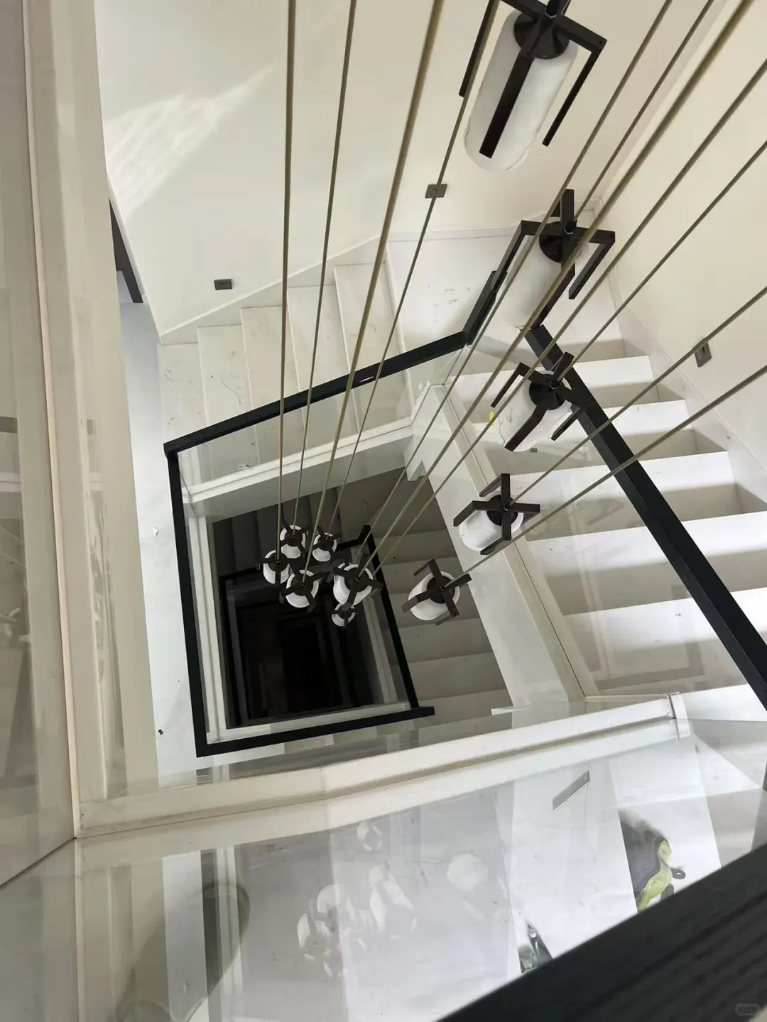 镀锌钢槽+12mm超白钢化玻璃+实木扶手