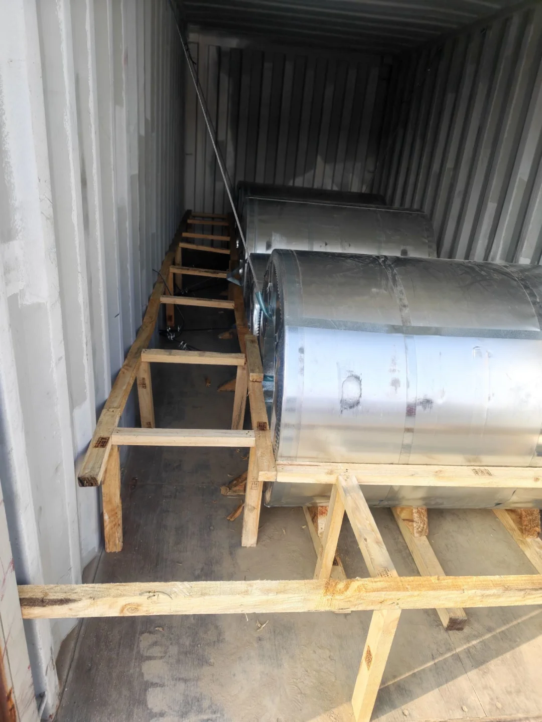 钢卷装箱 安全走货！