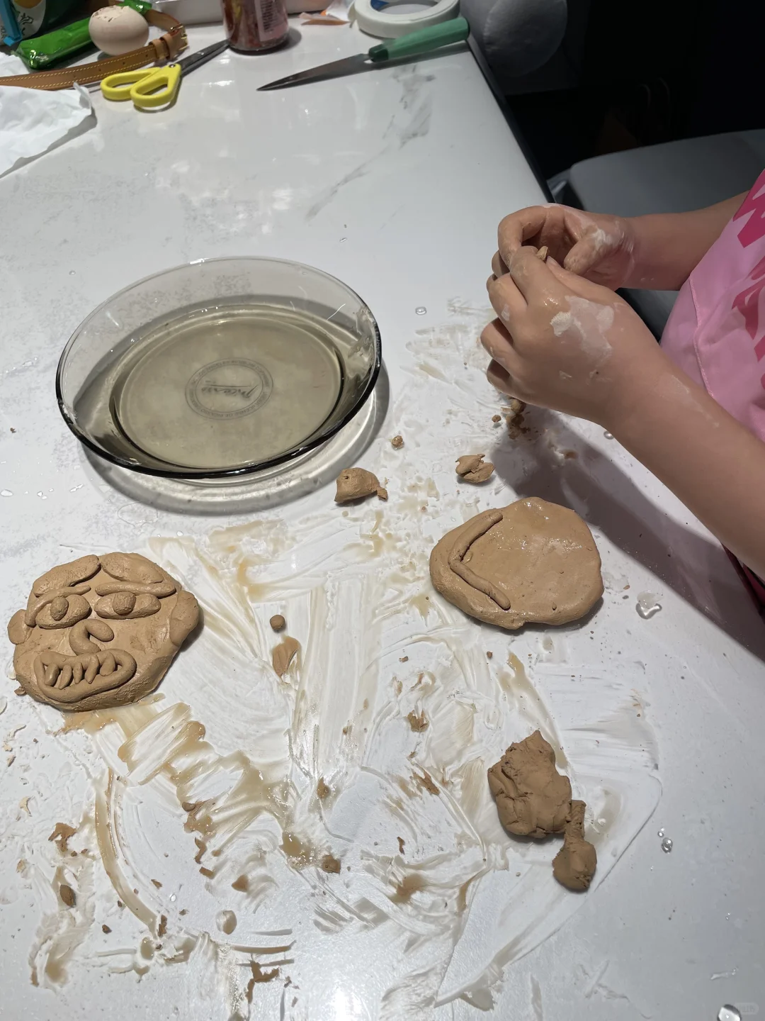 幼儿园小朋友在家玩“泥巴”