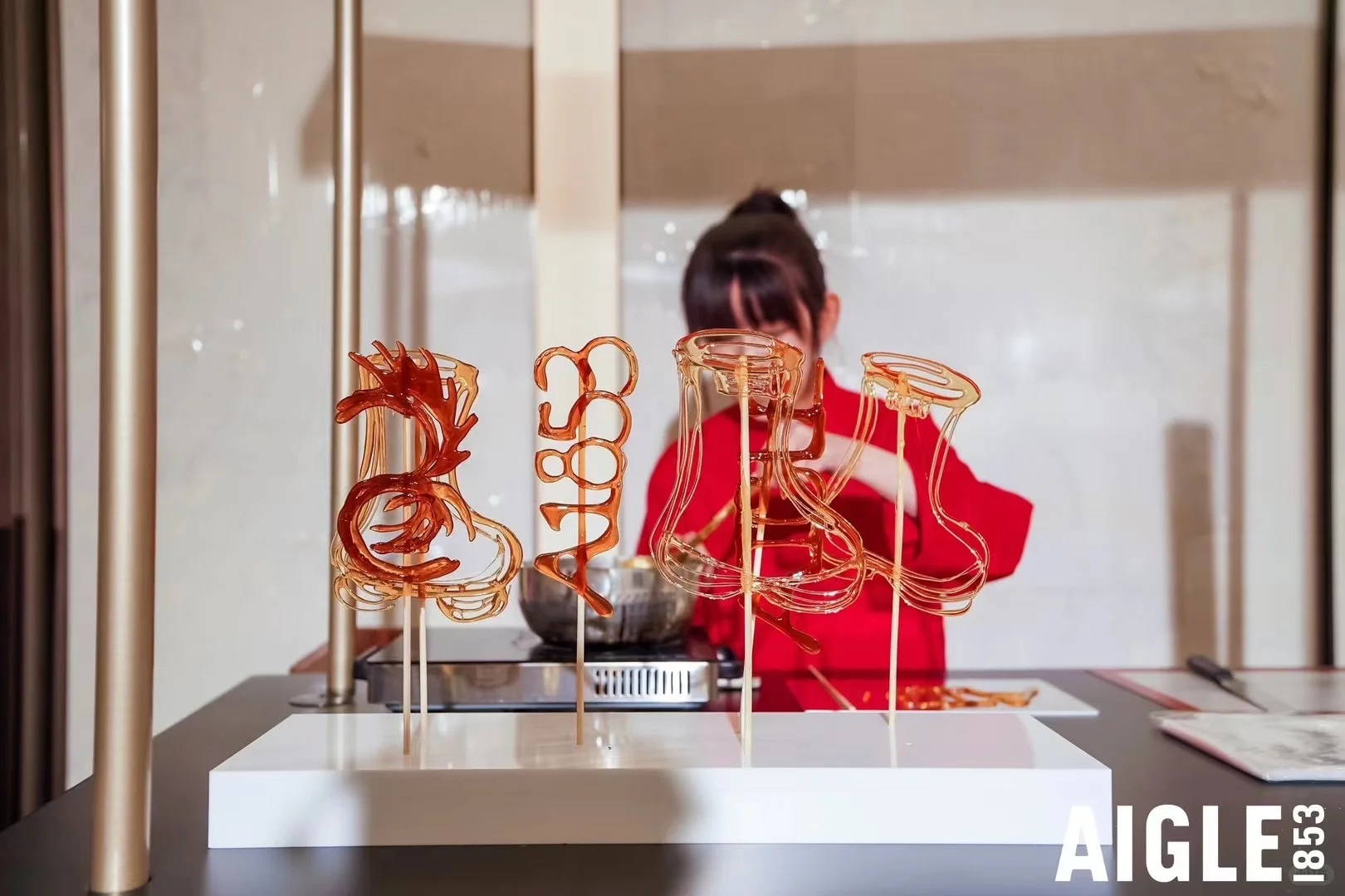 速来围观！全网最年轻的00后美女糖画师 ??