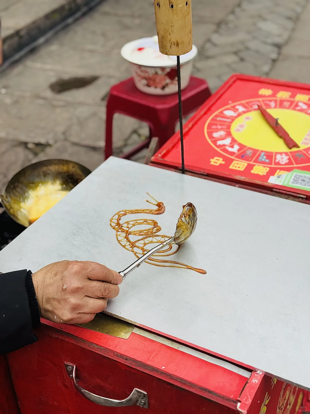 古镇奇遇！糖画摊转出童年惊喜?