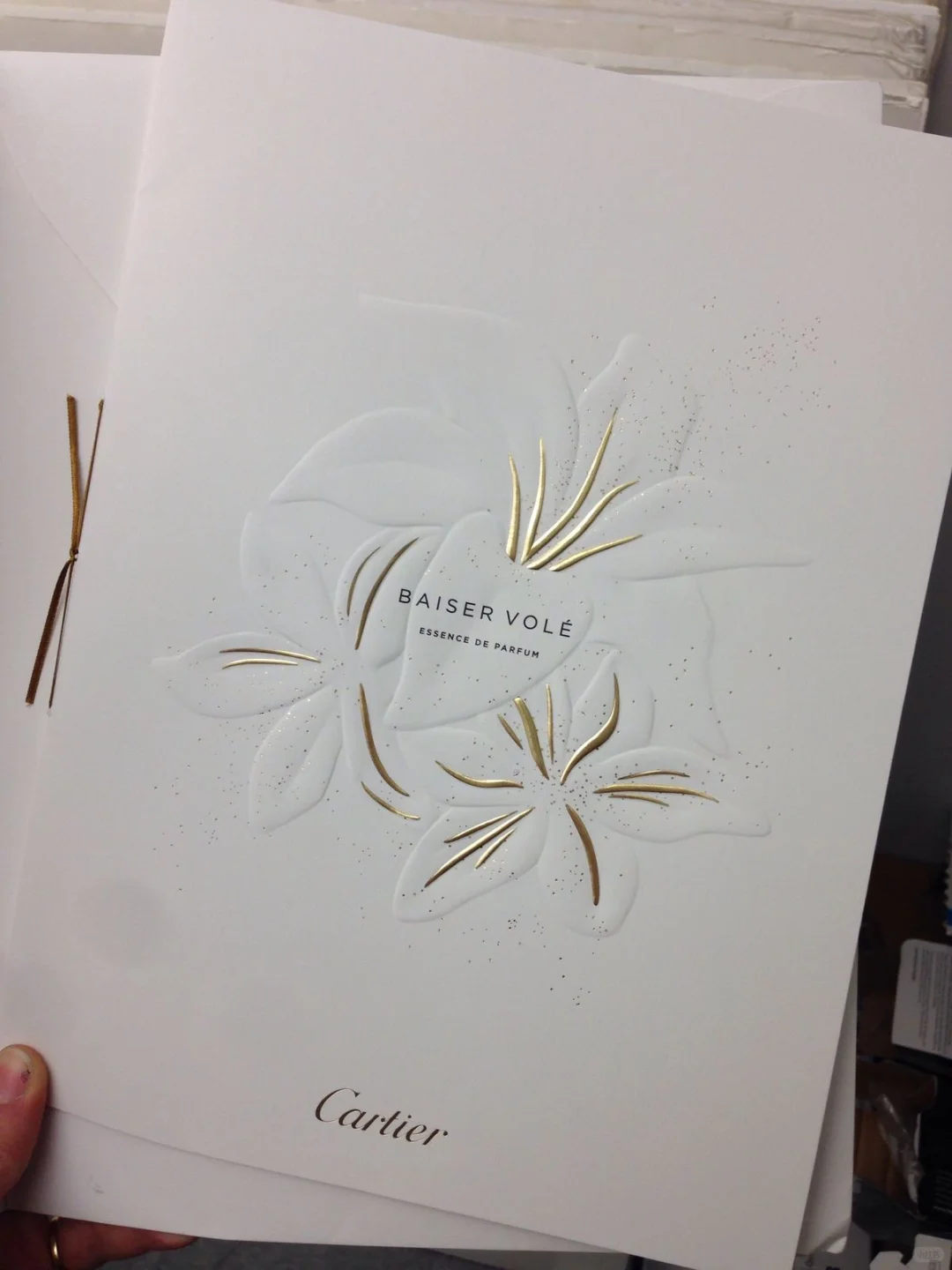 白色底纹加击凸工艺，时尚代名词！