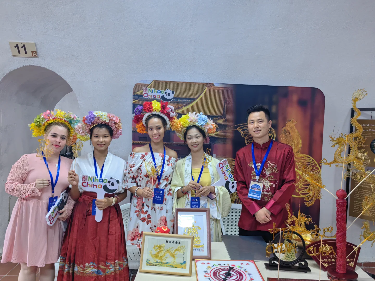 我在古巴表演中国糖画，与古巴总理合影