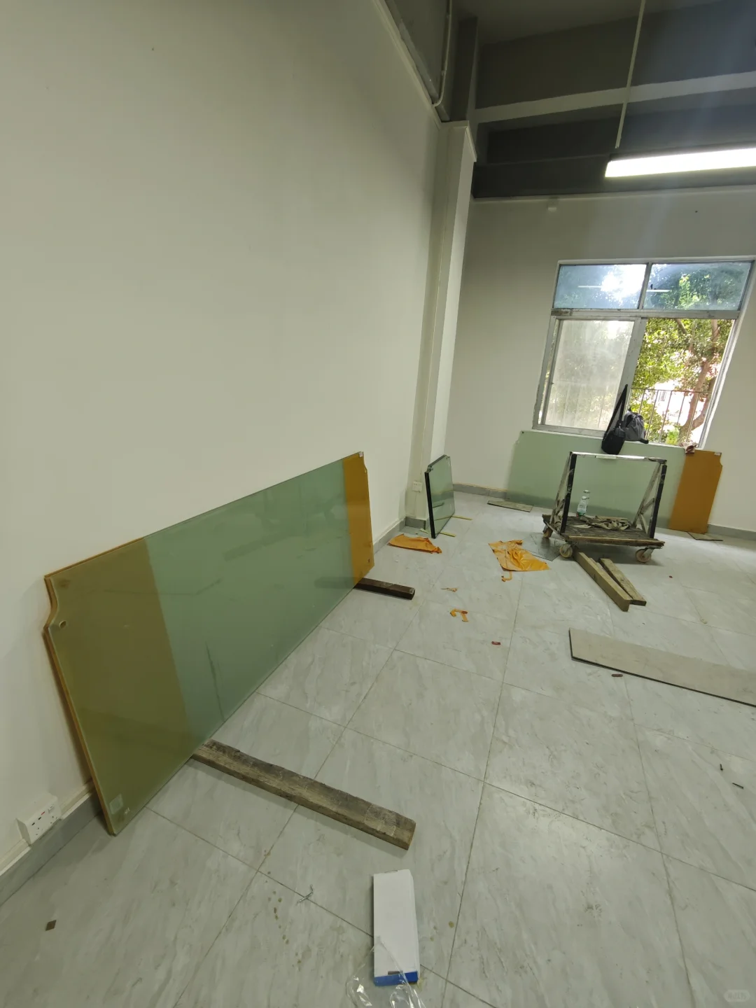 办公室玻璃隔断成本人工