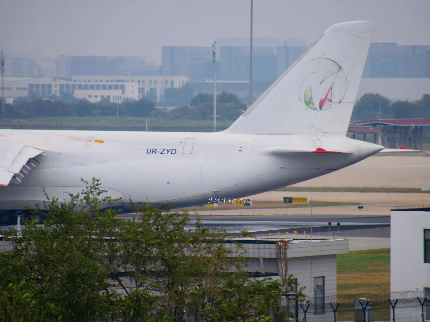 安124抵津运输联合国直升机