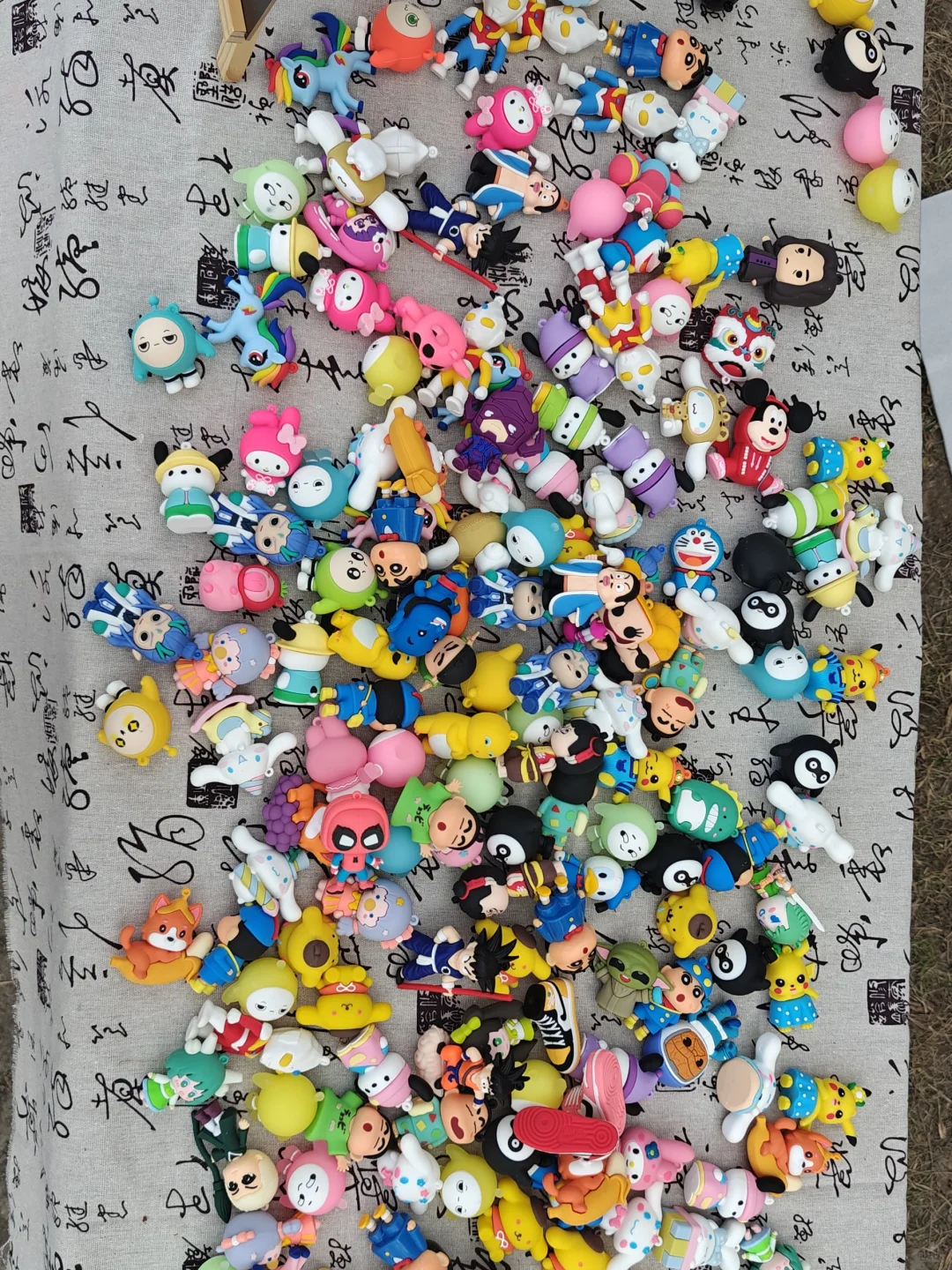 创业第一天！小学门口摆摊卖潮玩1小时