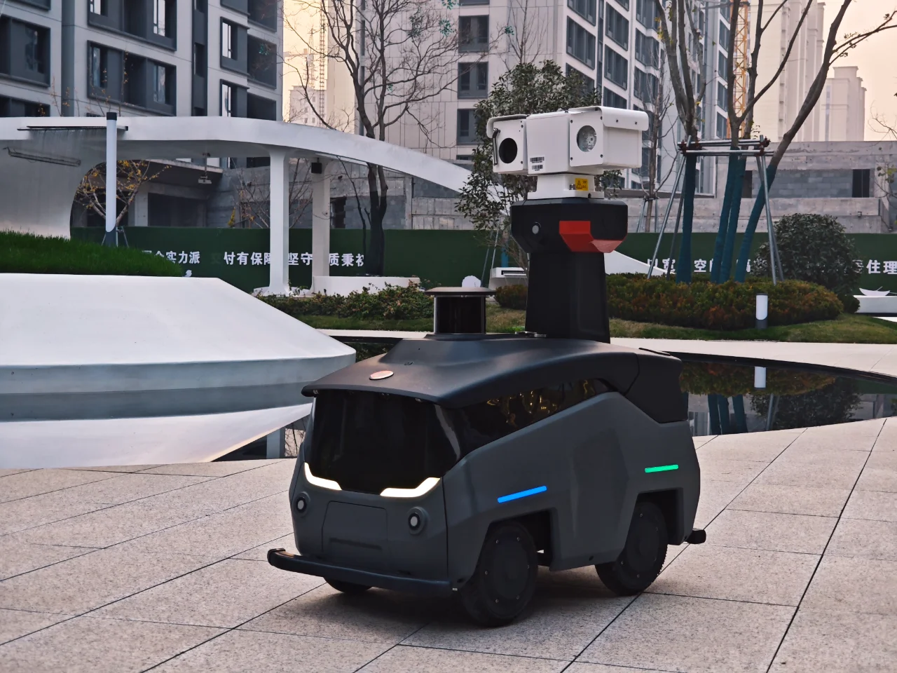 安防巡逻机器人真的会替代保安巡逻人员吗?