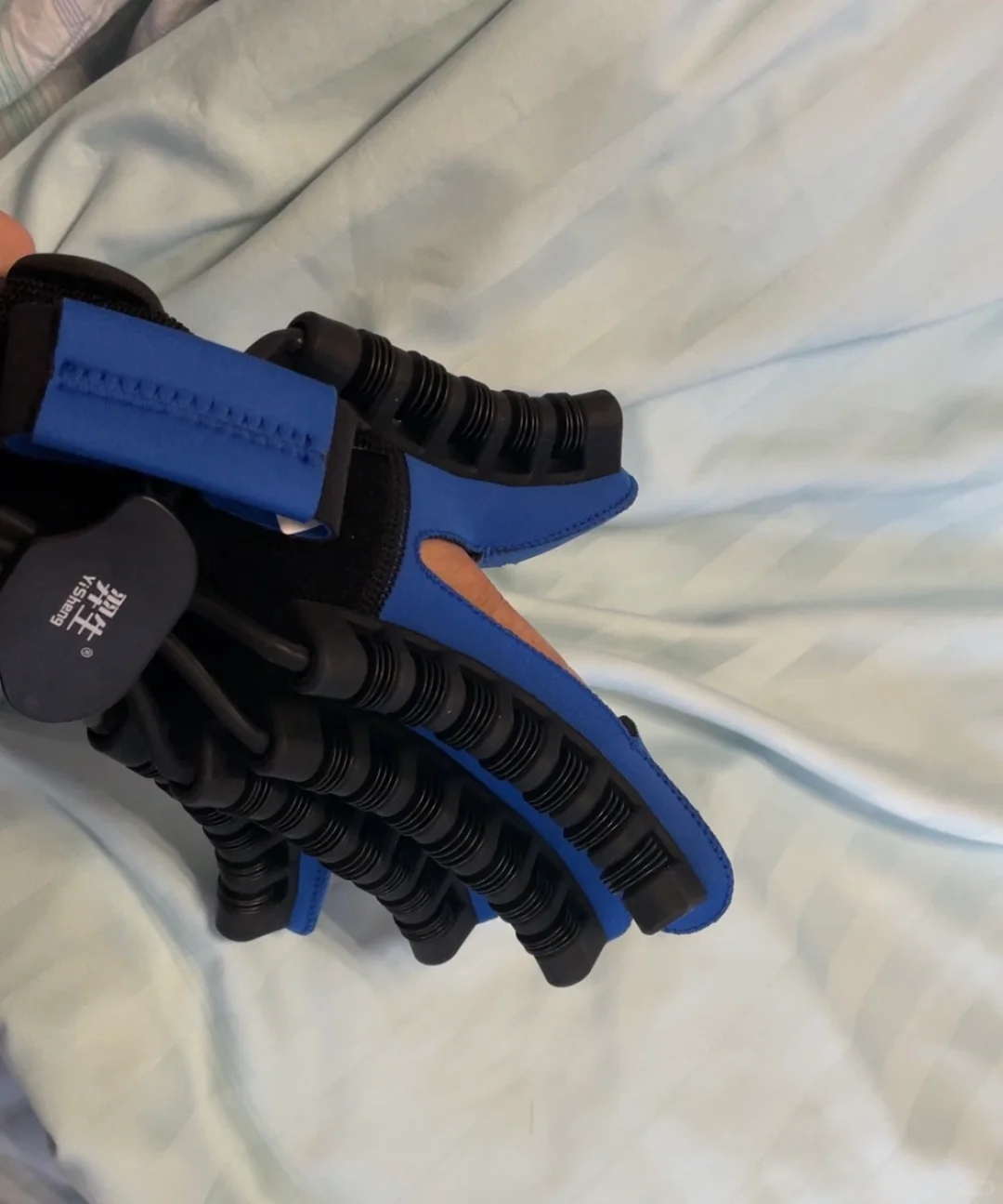 脑梗6｜机器人手助恢复锻炼肌肉