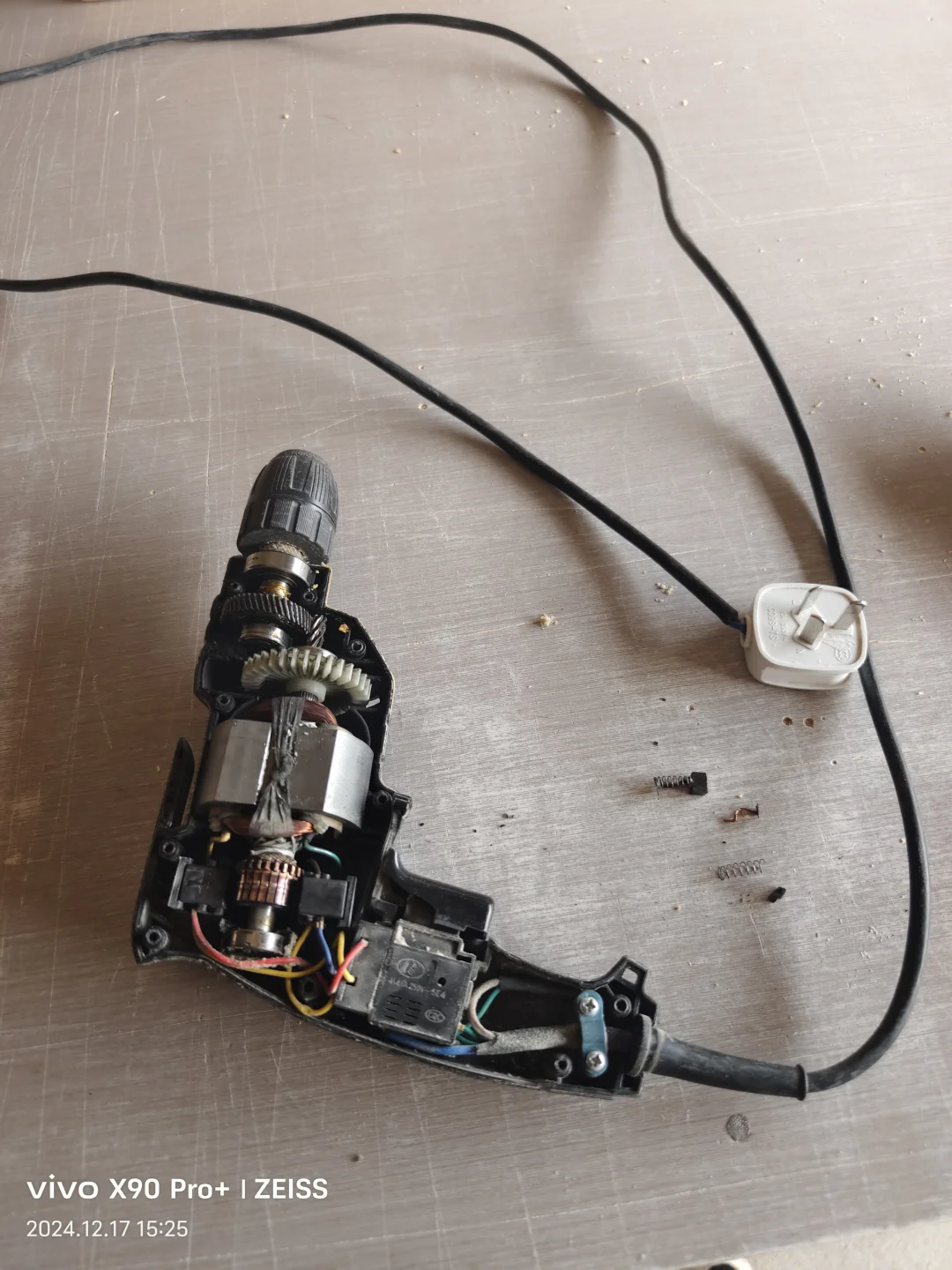 用了几年的电钻突然没反应了