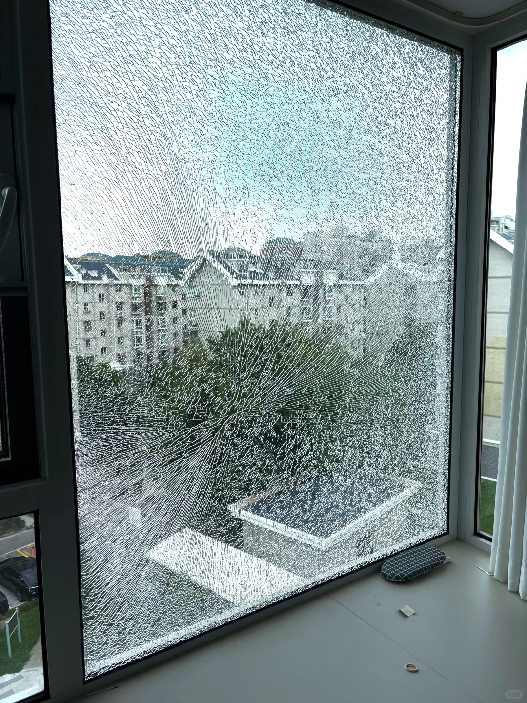 啊啊啊啊啊!玻璃自爆了!