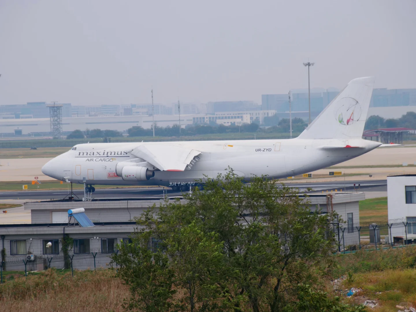 安124抵津运输联合国直升机