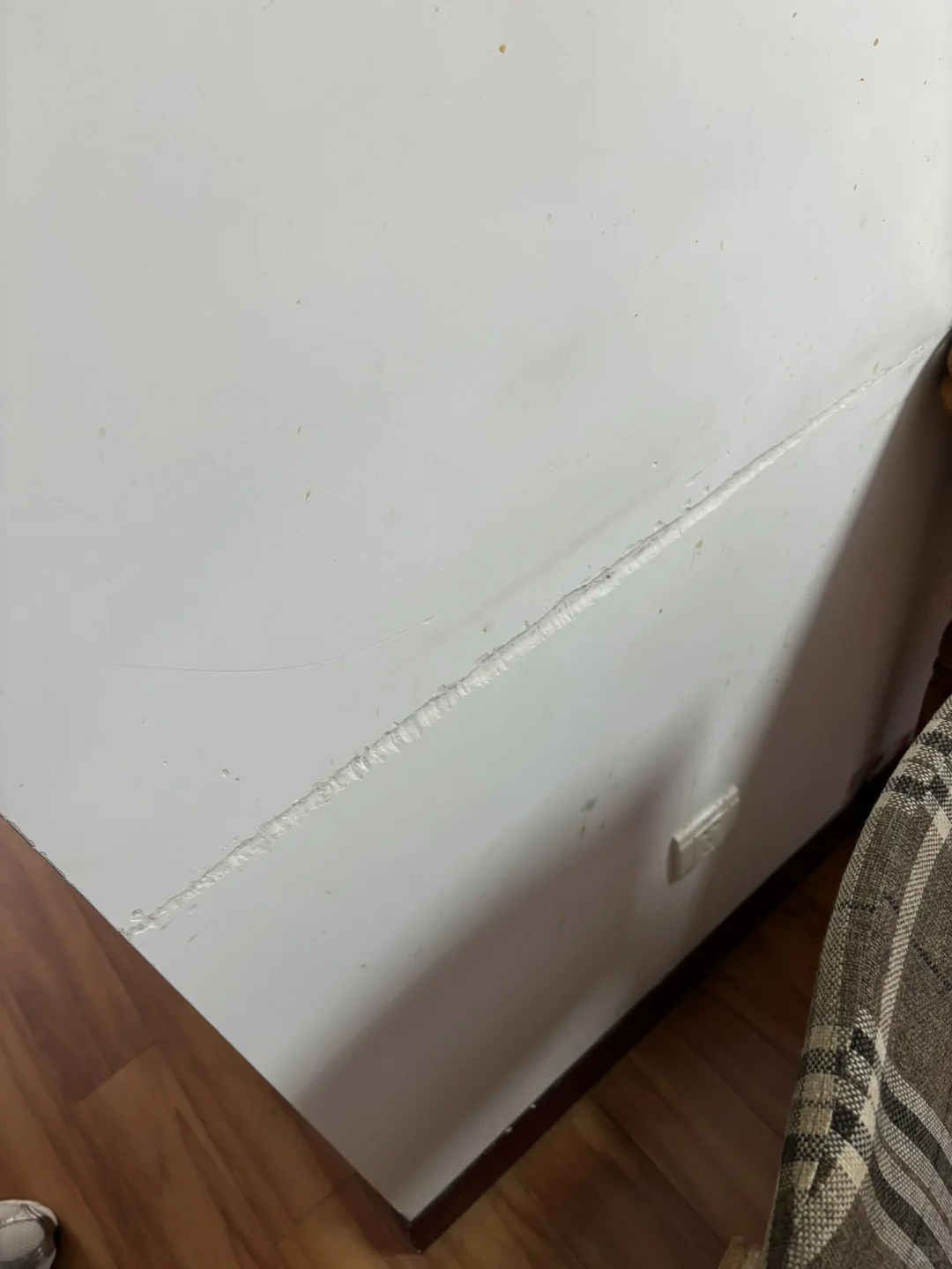 7年房龄翻新，不铲墙直接刷乳胶漆可以吗？