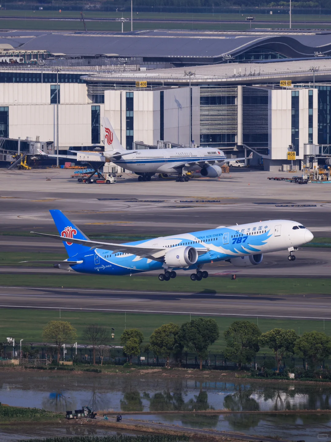 两架南航波音宽体HGH的24跑道起飞