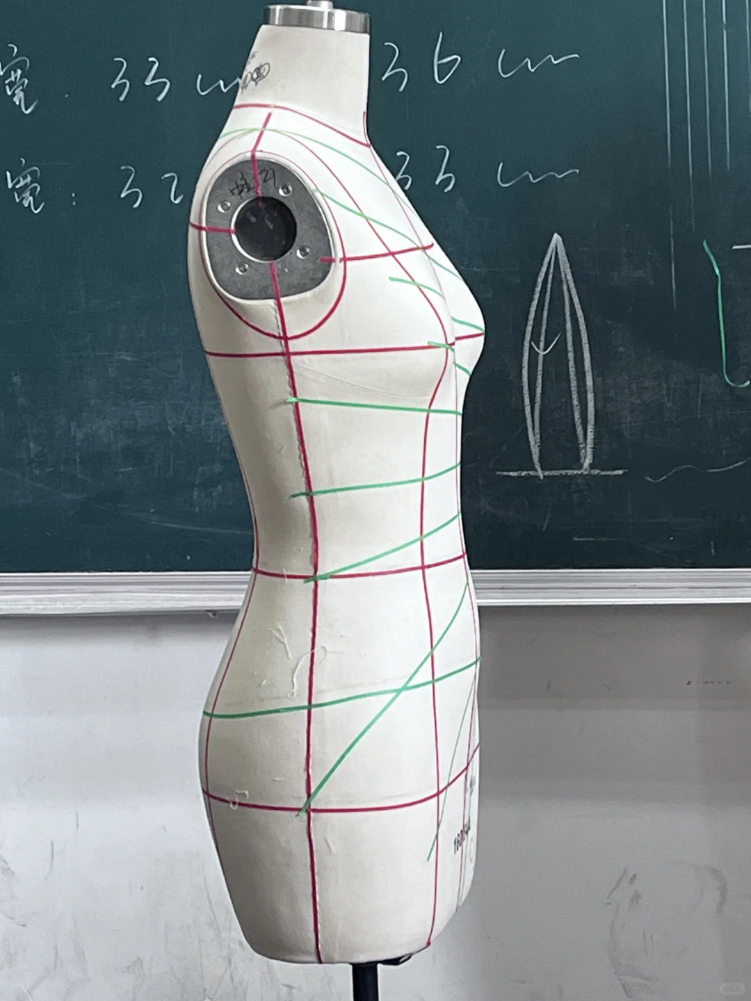 立裁-放射褶皱造型连衣裙