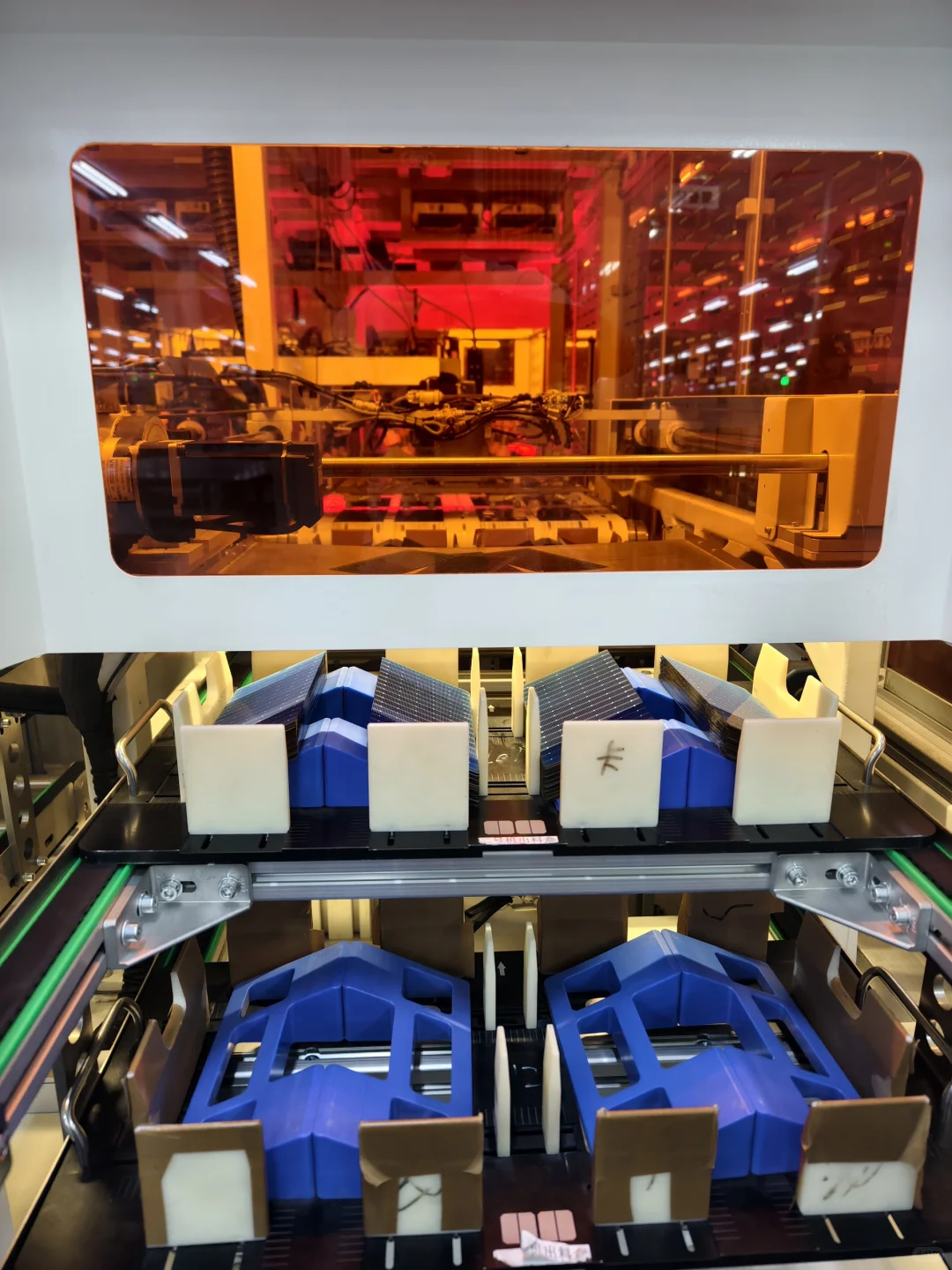 光伏板制作下的吵闹