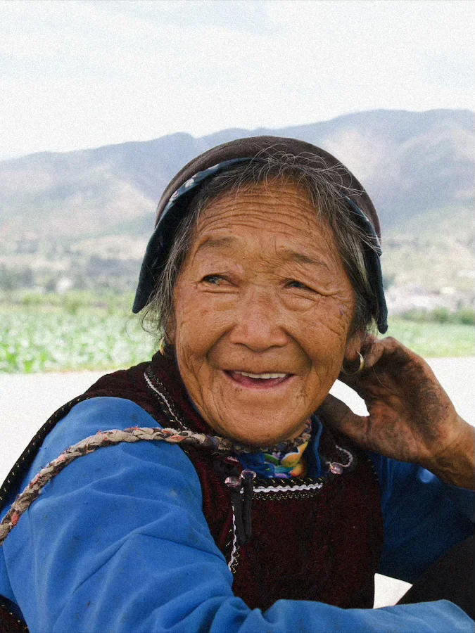 大理凤羽 在田地里劳作的奶奶们