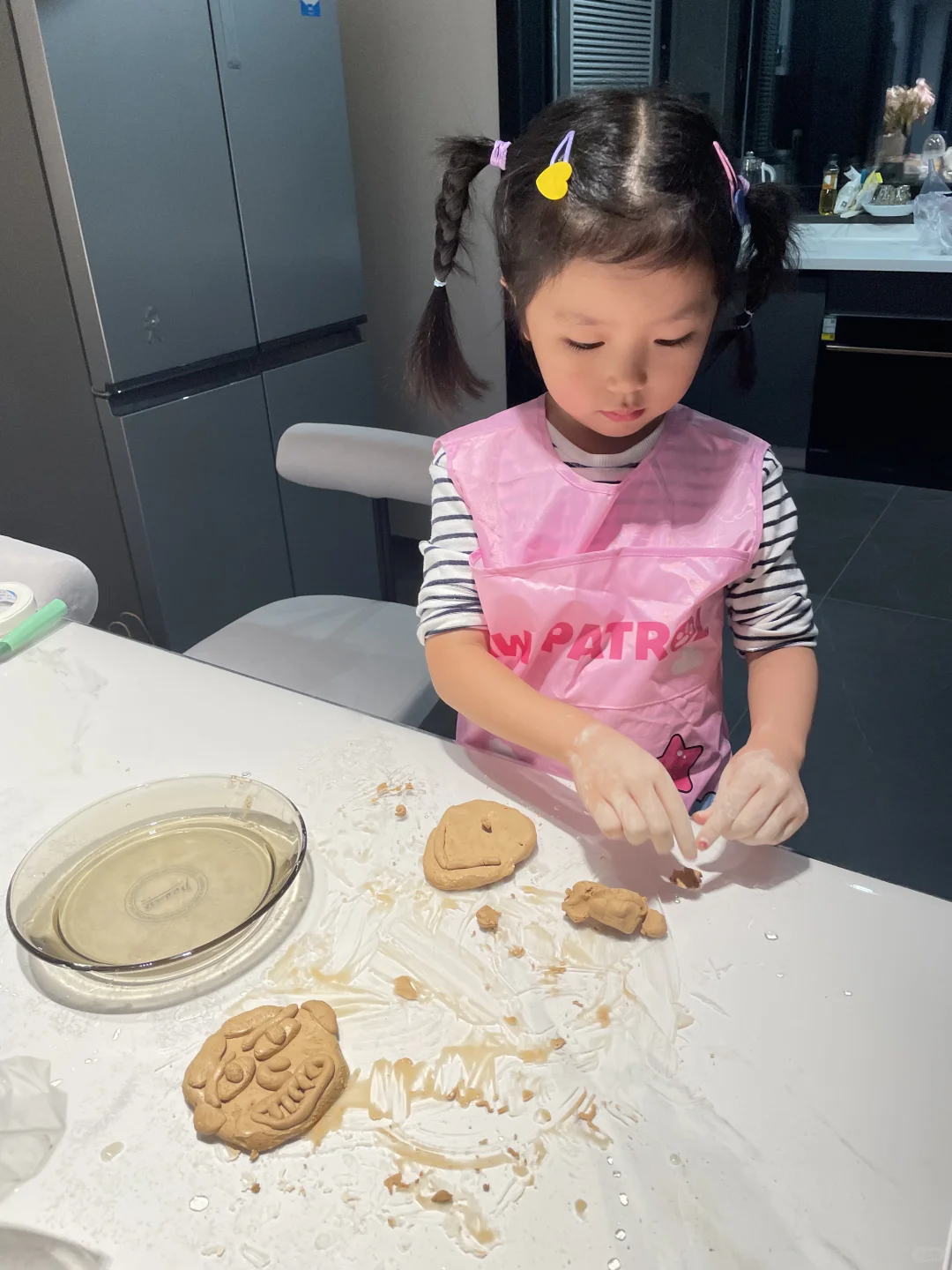 幼儿园小朋友在家玩“泥巴”