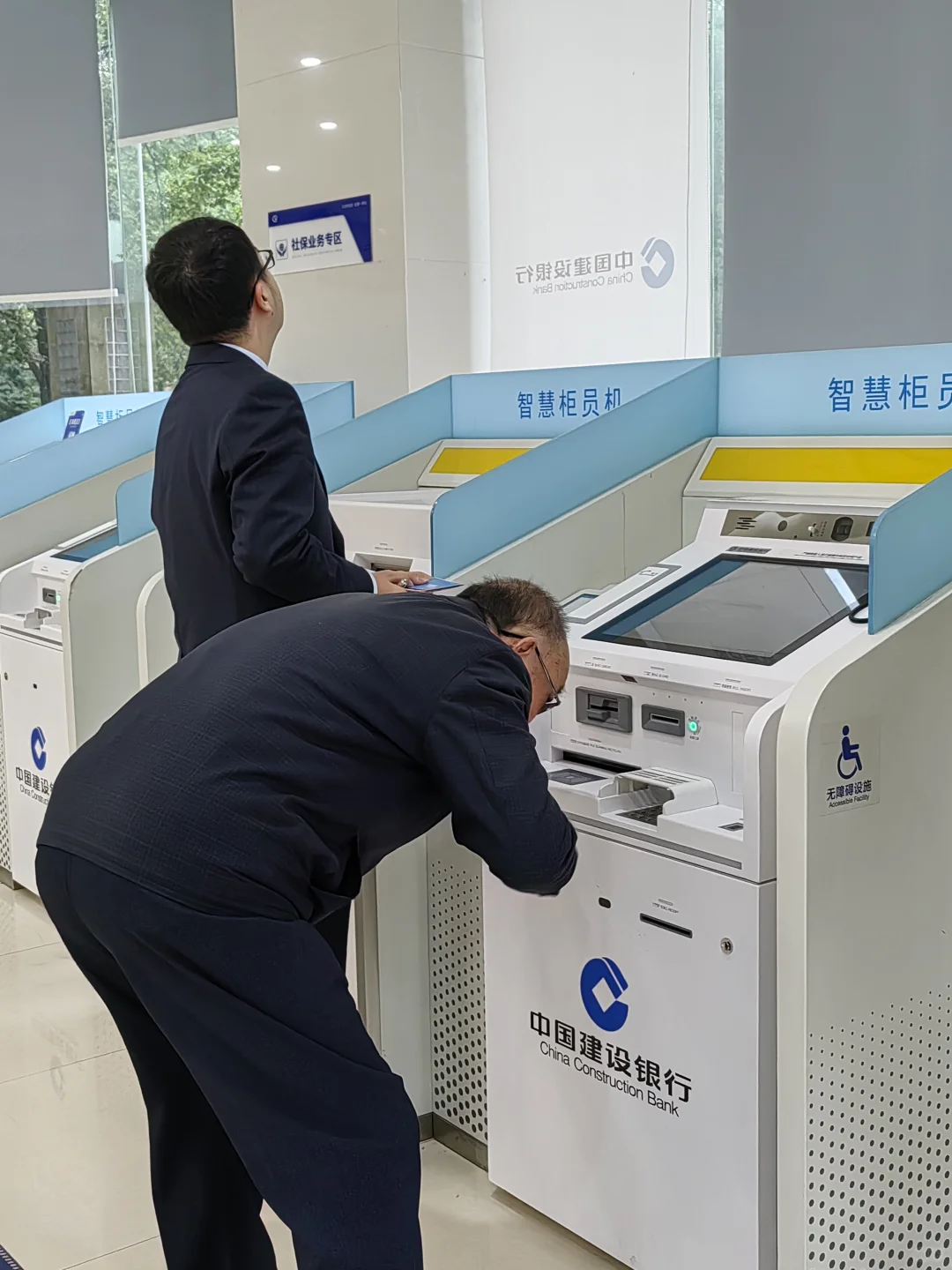 老爷子不得不弯腰哦