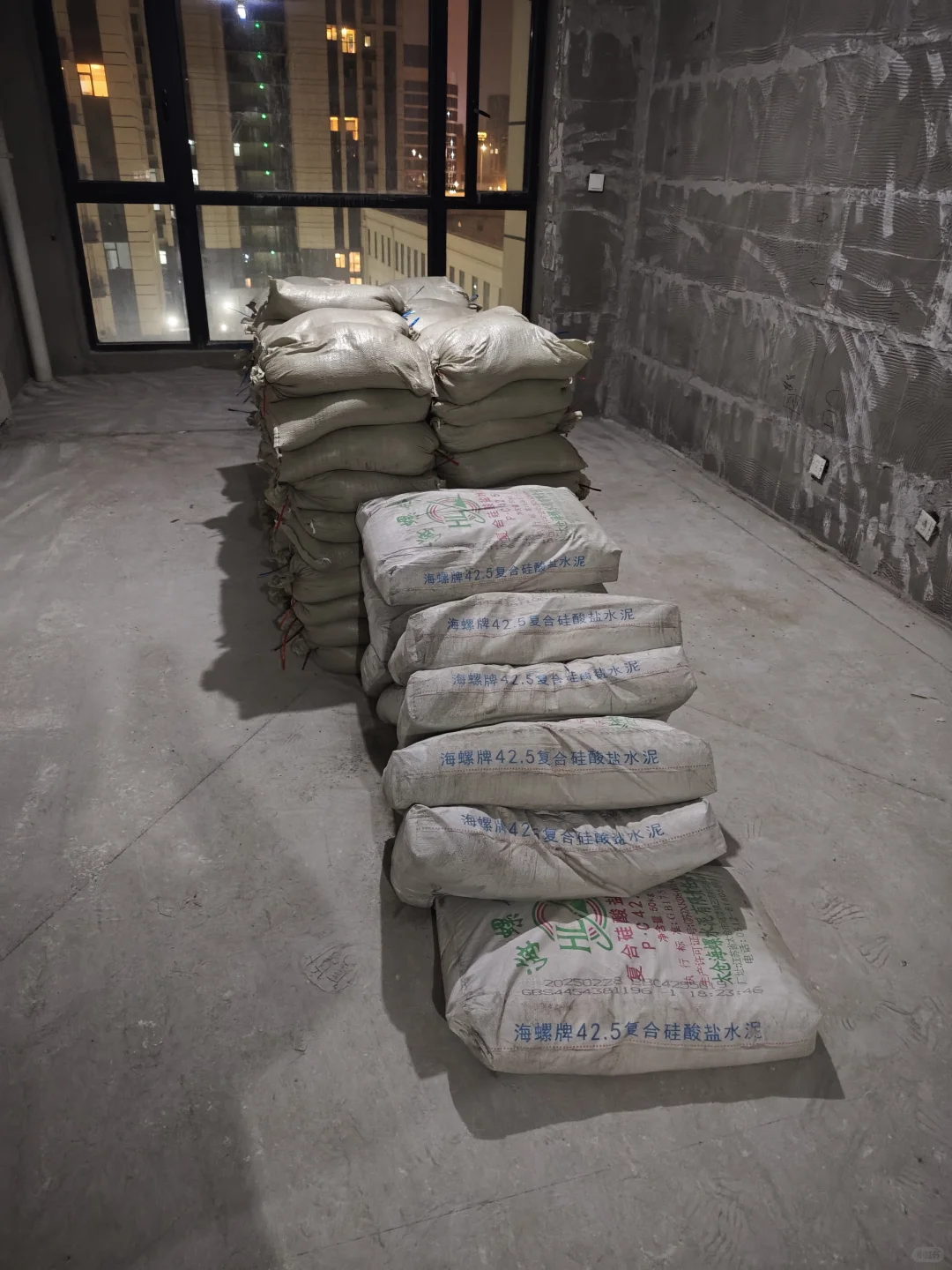 水泥、黄沙、砖进场
