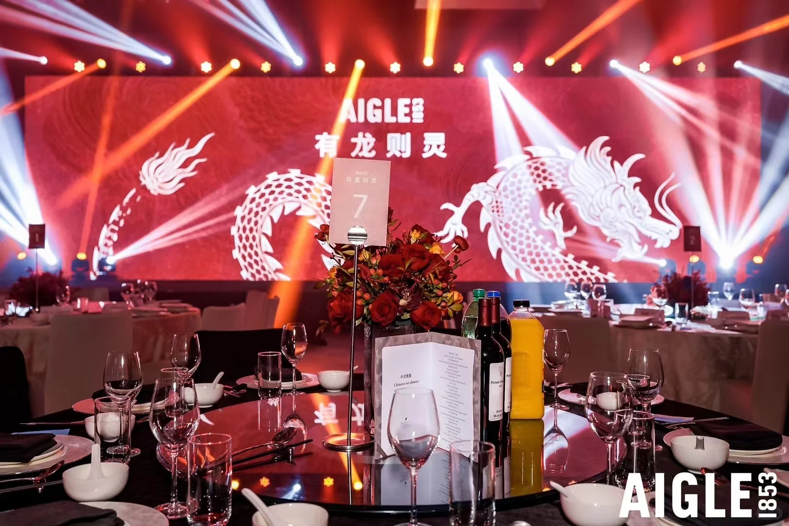 速来围观！全网最年轻的00后美女糖画师 ??