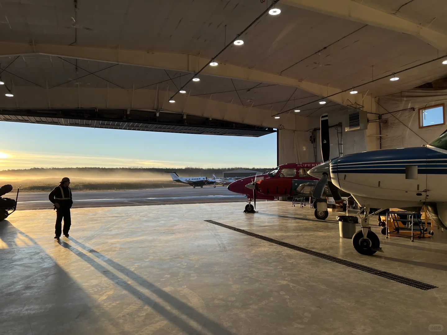 在加拿大第三年,我来到小镇上修飞机