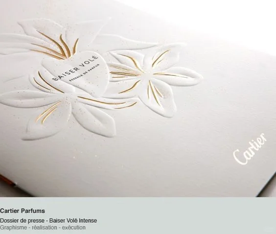 白色底纹加击凸工艺，时尚代名词！