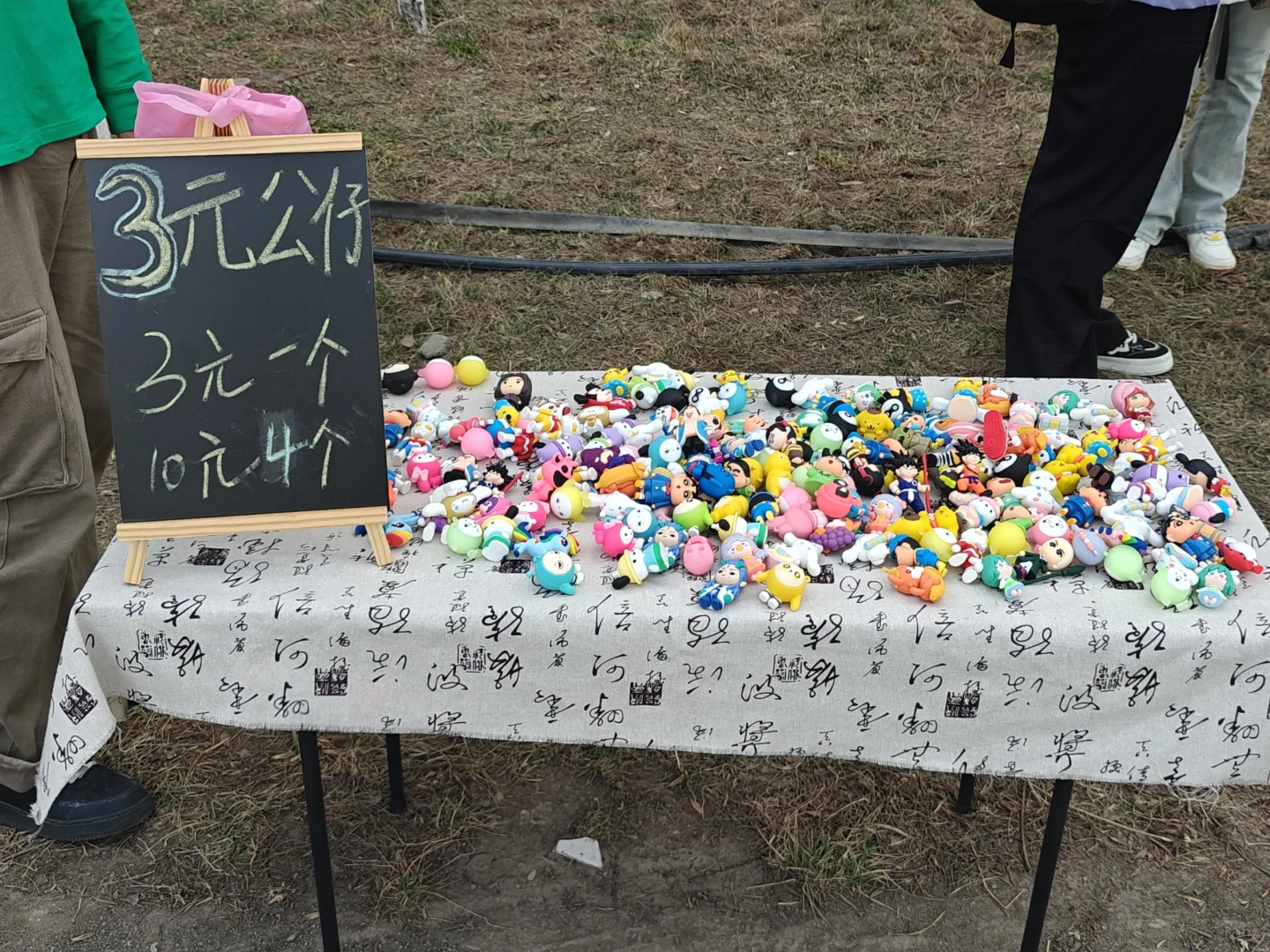 创业第一天！小学门口摆摊卖潮玩1小时