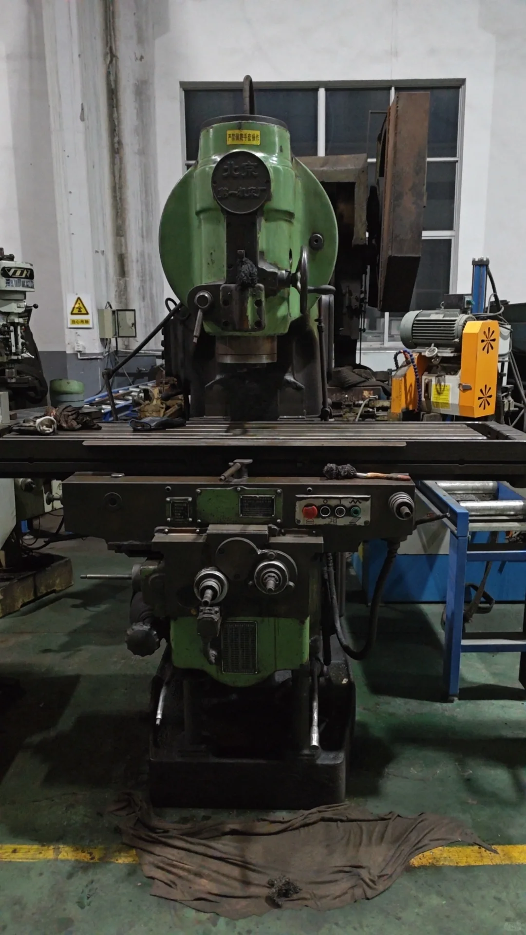 北京第一机床厂400K铣床，加工台面1.6米的