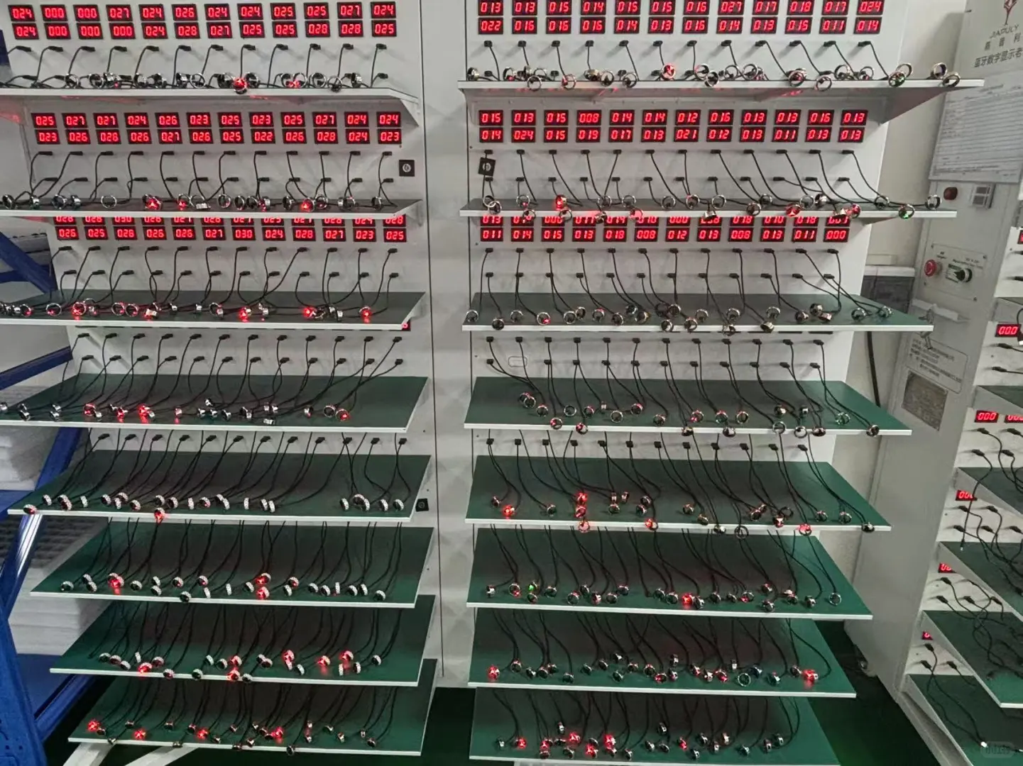 自家工厂制造智能戒指，车间随拍