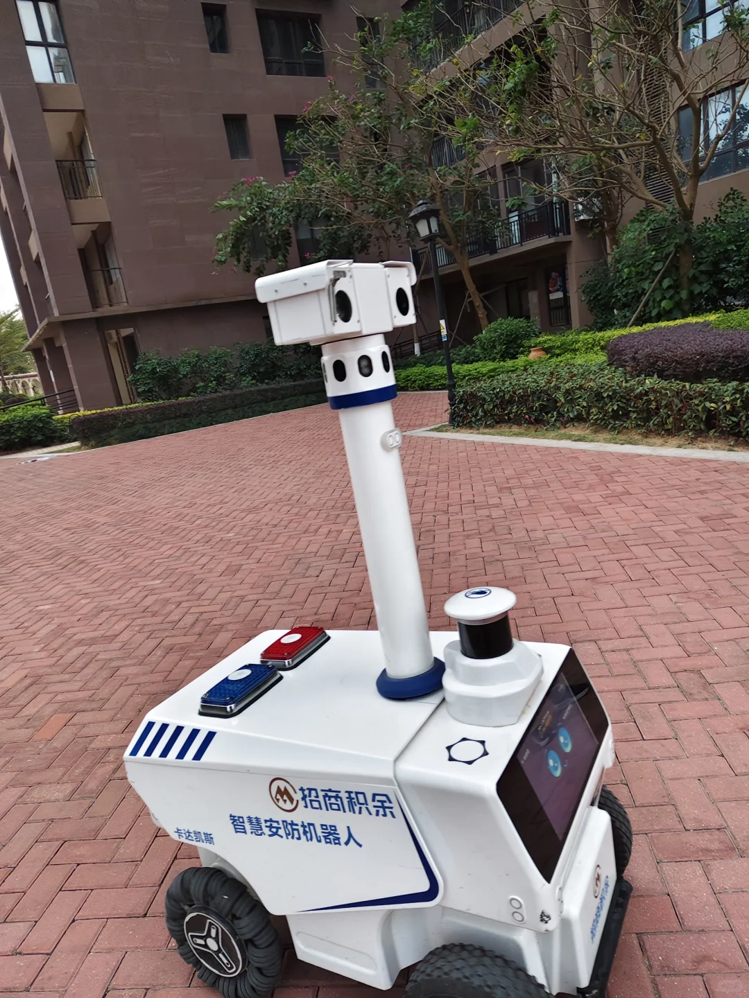 小区里的安防机器人