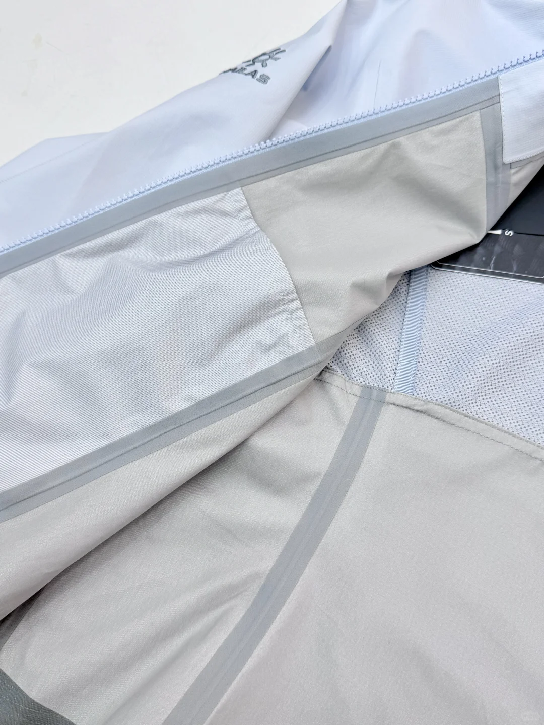 户外防水轻量级提花冲锋衣面料,秋冬必备!