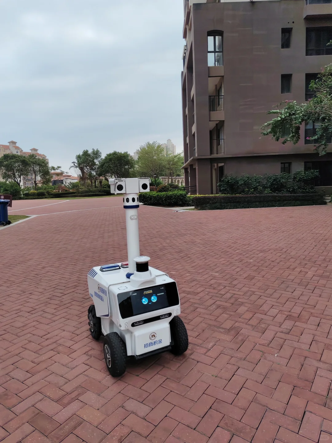 小区里的安防机器人
