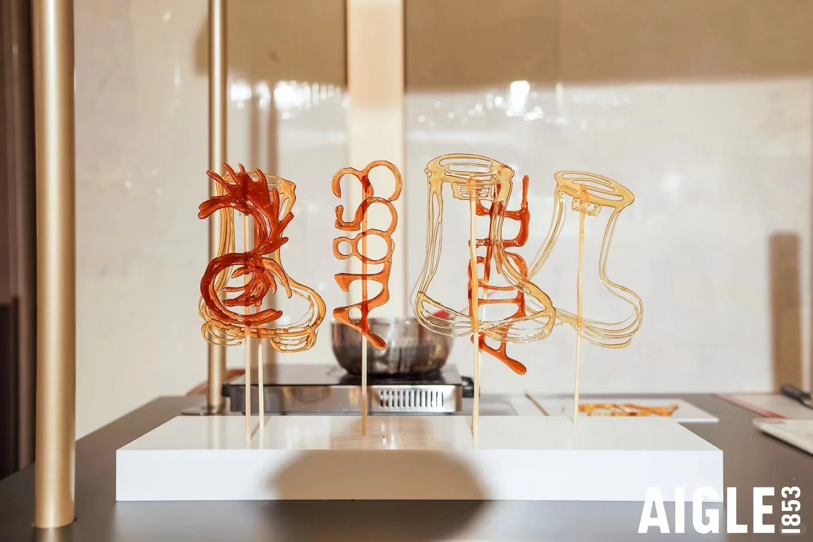 速来围观！全网最年轻的00后美女糖画师 ??