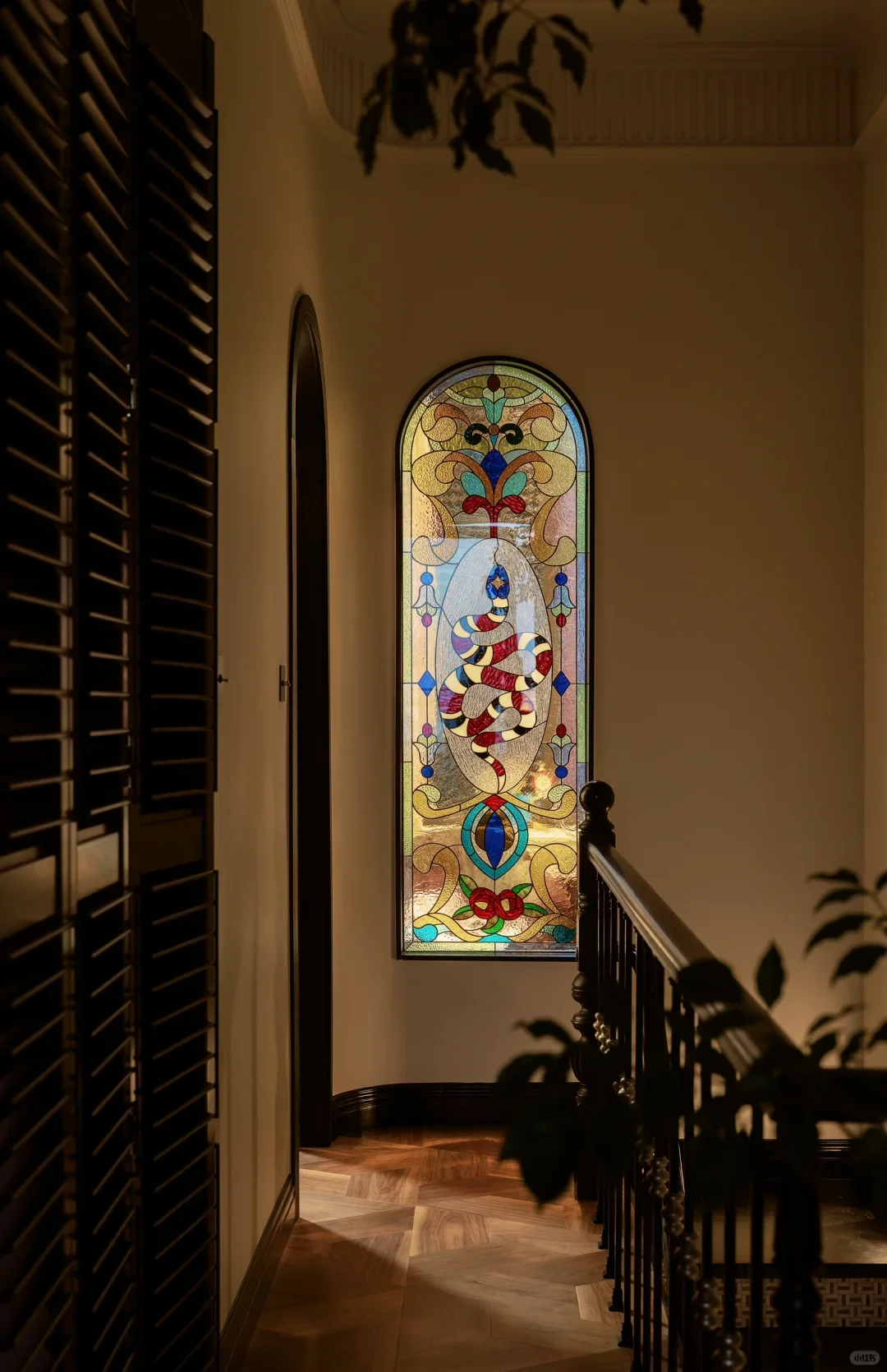 室内窗用彩玻真的超有氛围感啊