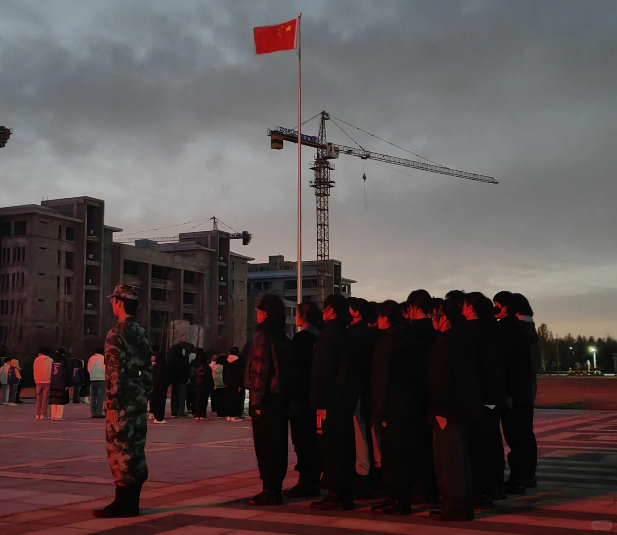 以青春之名 护国旗之威??