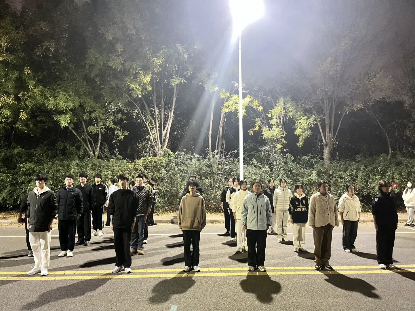 以青春之名 护国旗之威??